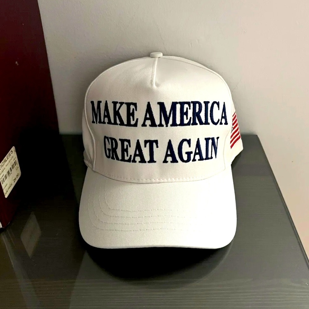 NWT MAKE AMERICA GREAT AGAIN Official Trump Cali-fame White MAGA 2020 Sold Out!